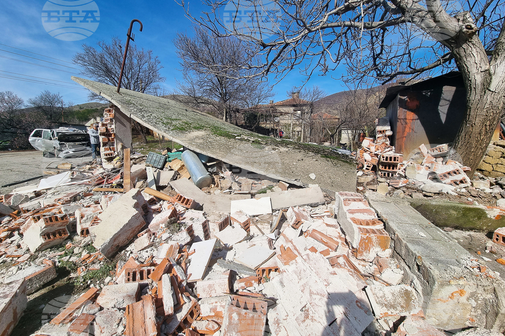 Мъж и жена пострадаха при пожар в сливенското село Глушник; жената бе транспотирана в Пловдив с медицински хеликоптер 