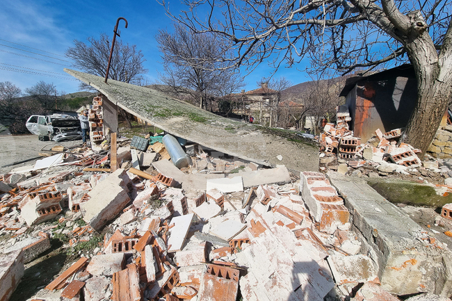 Мъж и жена пострадаха при пожар в сливенското село Глушник; жената бе транспотирана в Пловдив с медицински хеликоптер 