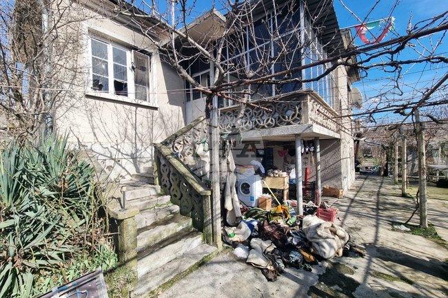 Съседи се включват в разчистването на щетите, причинени от взрив с двама пострадали в сливенското село Глушник