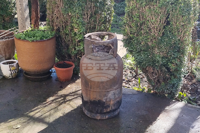 Неправилно боравене с газова бутилка е причината за пожара в сливенското село Глушник, при който пострадаха двама души