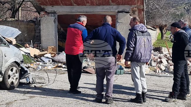 Жители на сливенското село Глушник се включиха в доброволна акция по разчистване на къщата, унищожена при пожара от 19 февруари