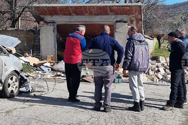 Жители на сливенското село Глушник се включиха в доброволна акция по разчистване на къщата, унищожена при пожара от 19 февруари