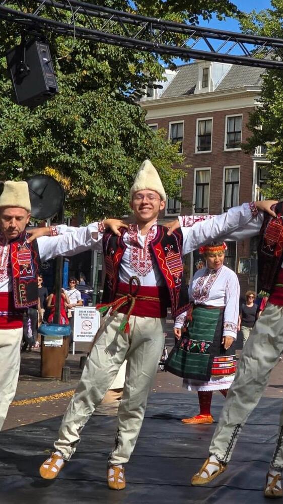 Максимилиан Кацаров от Клуба за народни танци „Зора“ в Хага е сред избраните, които ще учат танца „Гроздана“ с ансамбъл „Тракия“