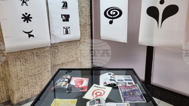 Изложба за полския графичен дизайнер Карол Шливка гостува във Варненската регионална библиотека 