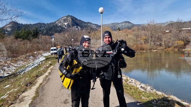 Екипи на пожарната и за специални операции и борба с тероризма тренират подводно претърсване в езерото "Рибката" край Смолян