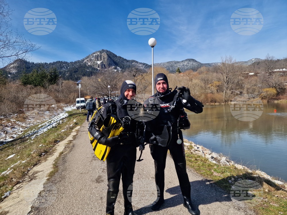 Екипи на пожарната и за специални операции и борба с тероризма тренират подводно претърсване в езерото "Рибката" край Смолян