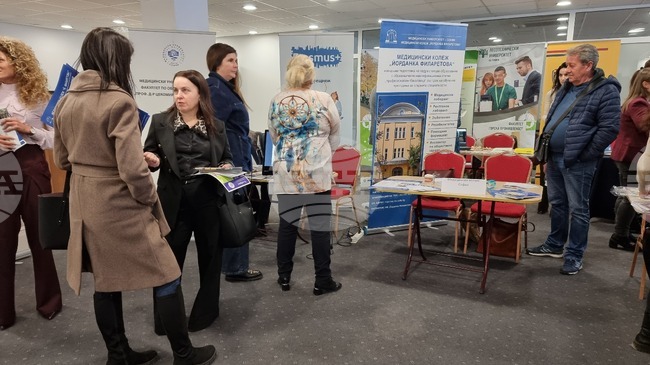 В Кюстендил двадесет университета представиха пред ученици възможностите за обучение