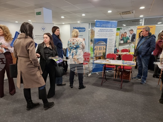 В Кюстендил двадесет университета представиха пред ученици възможностите за обучение