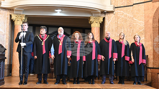 Общо 208 бакалаври на Факултета по науки за образованието и изкуствата на Софийския университет получиха своите дипломи 