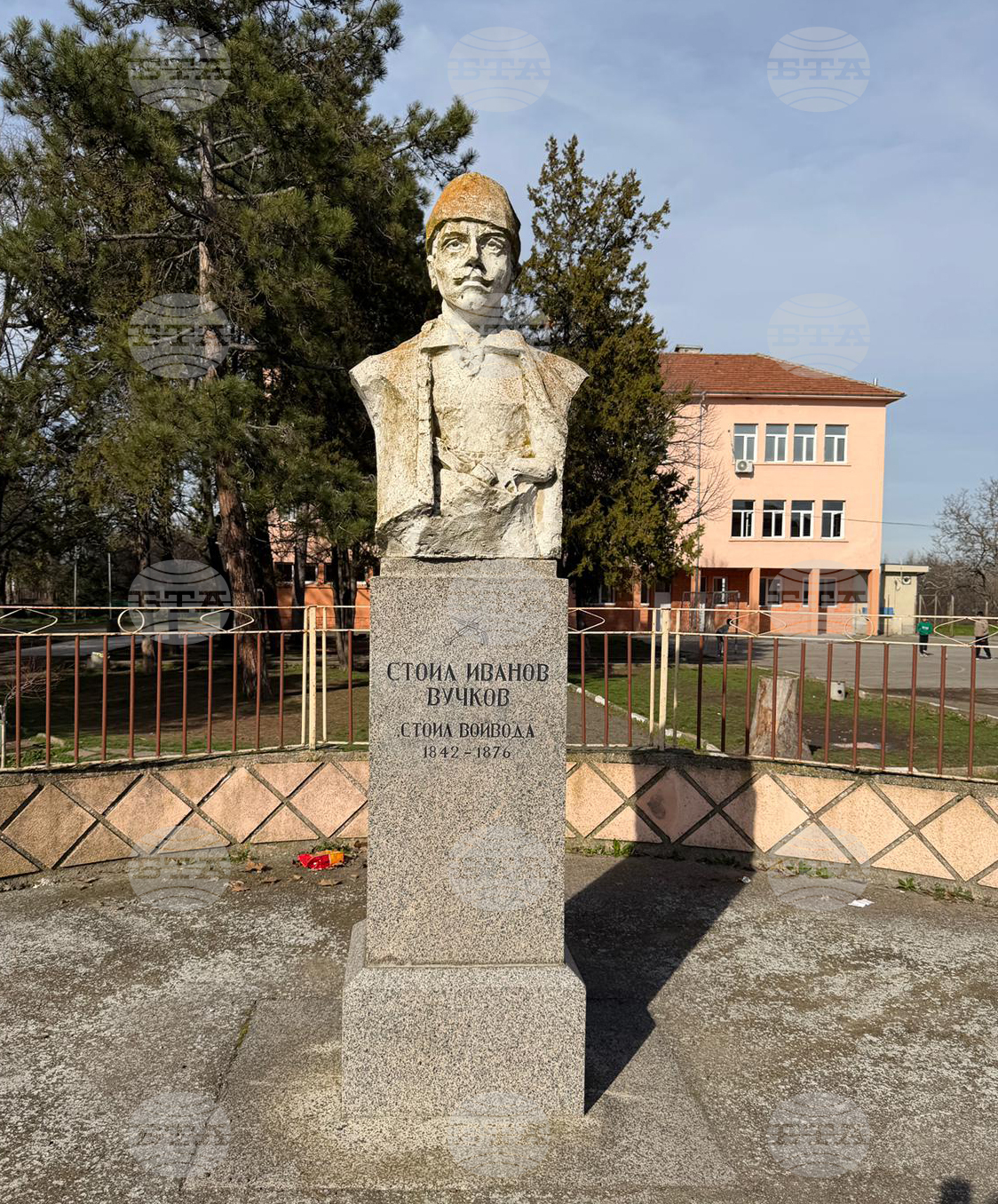 Сливен - Стоил войвода - паметник - поднасяне на цветя