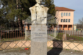 Сливен - Стоил войвода - паметник - поднасяне на цветя