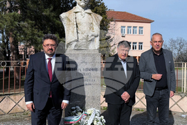 Сливен - Стоил войвода - паметник - поднасяне на цветя