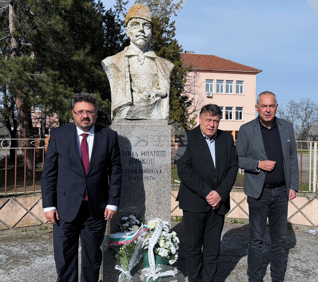 Сливен - Стоил войвода - паметник - поднасяне на цветя