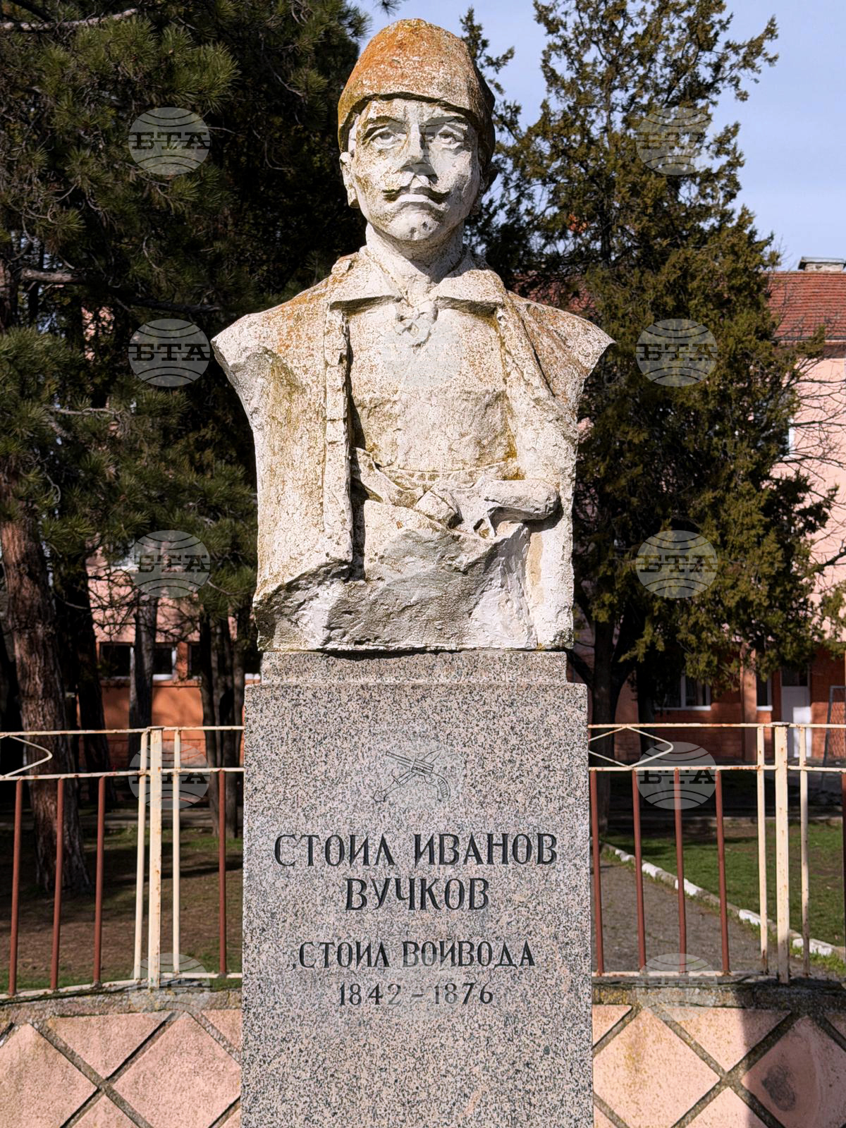 Сливен - Стоил войвода - паметник - поднасяне на цветя