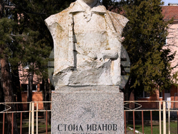 Сливен - Стоил войвода - паметник - поднасяне на цветя