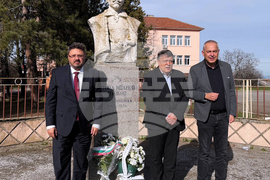 Сливен - Стоил войвода - паметник - поднасяне на цветя