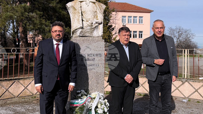 Цветя пред паметника на Стоил войвода поднесоха Кирил Вълчев, проф. Георги Вълчев и Бойко Василев