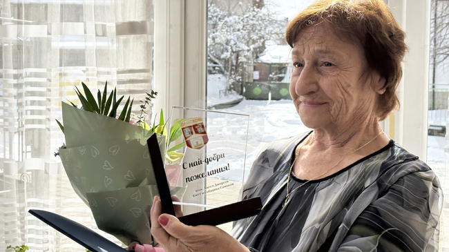 Дългогодишният читалищен секретар и учител Олга Китина получи плакет от Община Самоков за 80-тата си годишнина