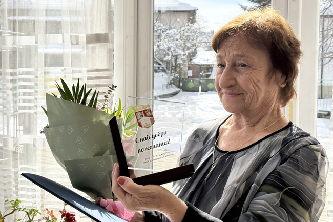 Дългогодишният читалищен секретар и учител Олга Китина получи плакет от Община Самоков за 80-тата си годишнина