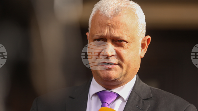 Смените на директори на областни дирекции на МВР ще бъдат повече от пет, съобщи служебният министър на вътрешните работи Емил Дечев