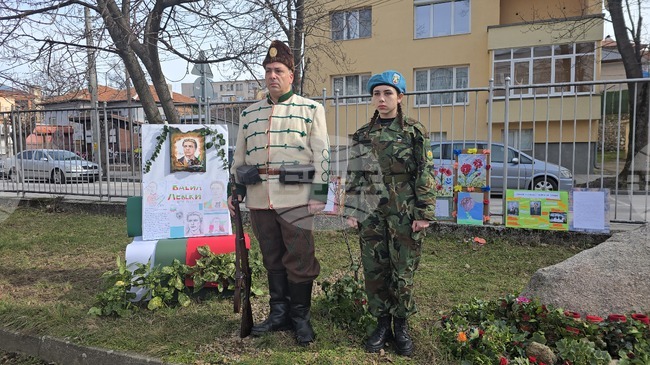 Панагюрище - паметна плоча „Васил Левски“ - почит