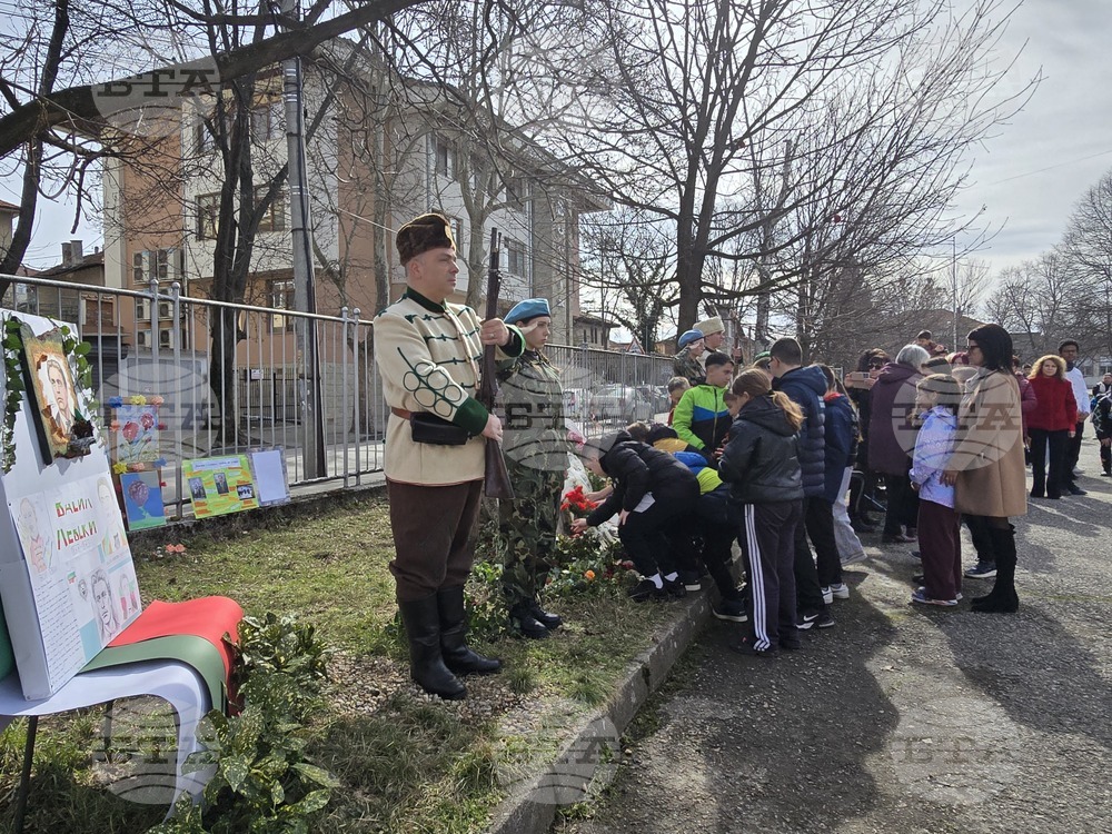 Панагюрище - паметна плоча „Васил Левски“ - почит