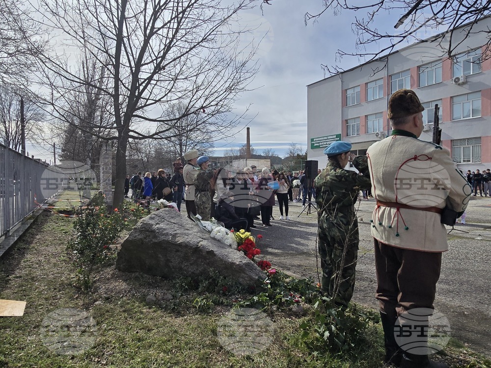 Панагюрище - паметна плоча „Васил Левски“ - почит