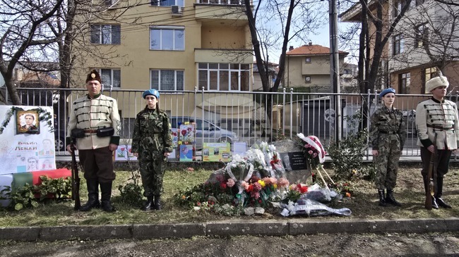 Деца и възрастни заедно прочетоха одата „Левски“ от „Епопея на забравените“ в памет на Апостола на свободата в Панагюрище