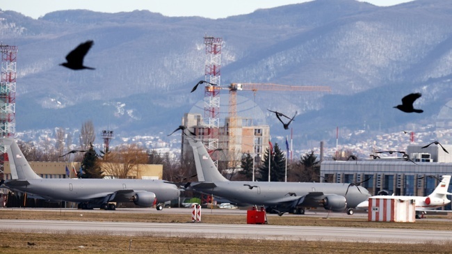 Министерството на отбраната ни информира, че предстои обучение, каза президентът Йотова за американските военни самолети на летището в София