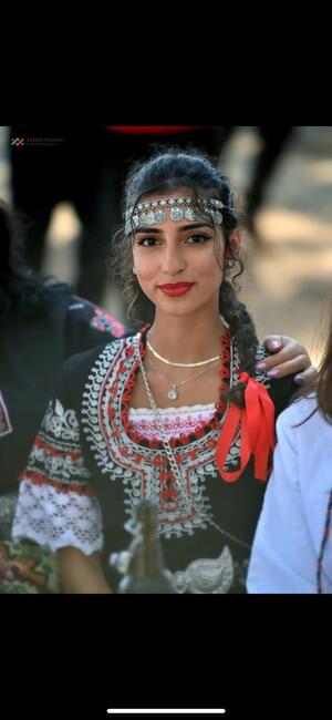 Анджела Димитрова от Детската фолклорна група „Малките приятели“ в Лондон е сред избраните, които ще учат танца „Гроздана“ с ансамбъл „Тракия“