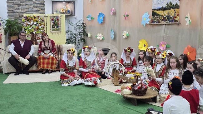 Валя Балканска и Петър Янев откриха работилницата за „Мартеничка с кауза“ на кърджалийското училище „Йордан Йовков“