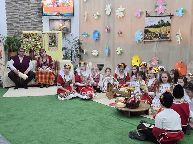 Валя Балканска и Петър Янев откриха работилницата за „Мартеничка с кауза“ на кърджалийското училище „Йордан Йовков“