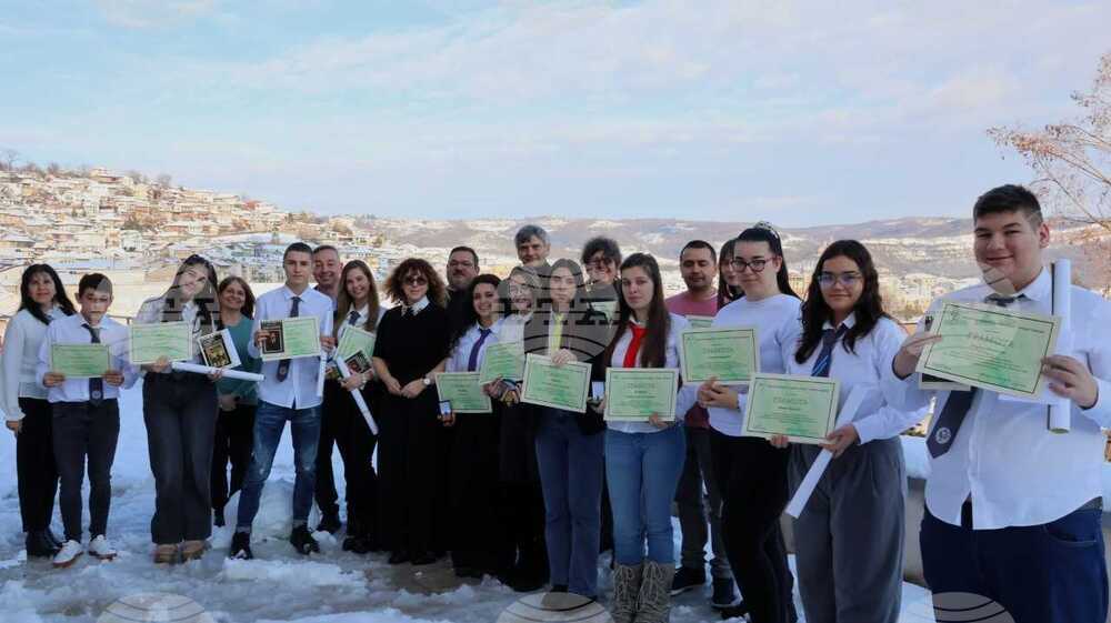 Председателят на Общинския съвет във Велико Търново награди участниците в конкурса за есе "Моят Левски"