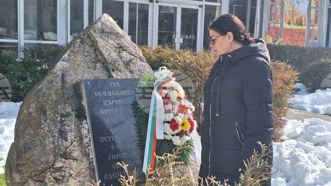 Жители на Угърчин почетоха Левски пред паметната плоча на мястото на някогашната възрожденска църква, в която е служил