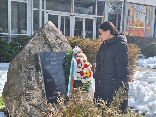 Жители на Угърчин почетоха Левски пред паметната плоча на мястото на някогашната възрожденска църква, в която е служил