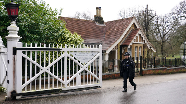 Братът на британския крал Чарлз Трети - Андрю, бе арестуван и освободен, като остава разследван, а бившият му дом още се претърсва