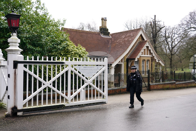 Братът на британския крал Чарлз Трети - Андрю, бе арестуван и освободен, като остава разследван, а бившият му дом още се претърсва