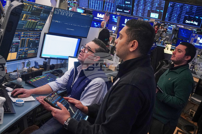 Уолстрийт започна търговията с понижение на основните индекси след данните за БВП на САЩ