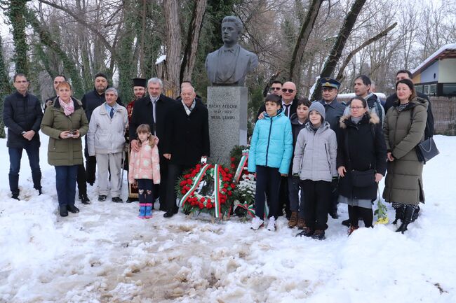 ОА Русе: Десетки българи в румънската столица Букурещ почетоха 153-ата годишнина от гибелта на Васил Левски