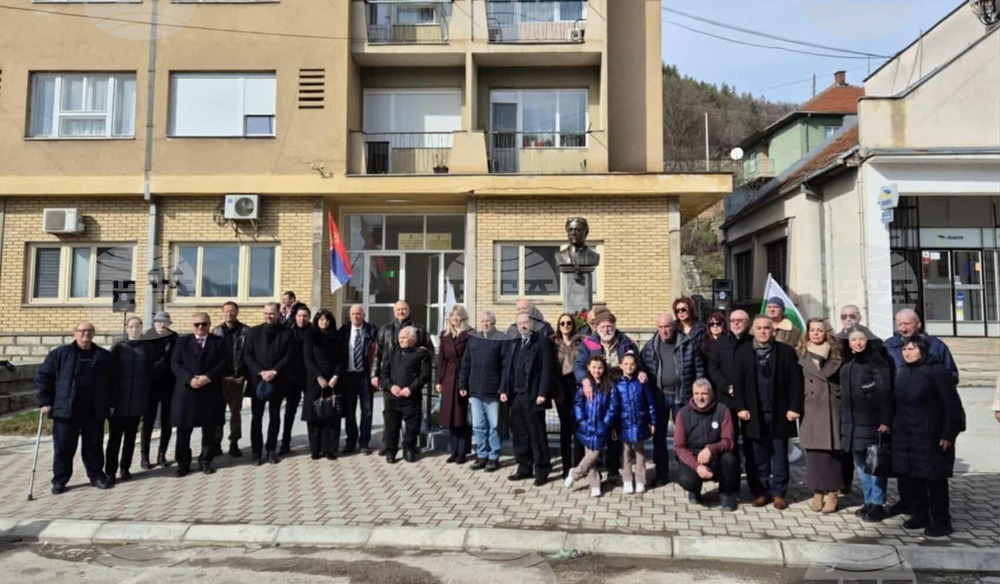 Босилеградчани се поклониха и положиха цветя пред паметника на Васил Левски в града