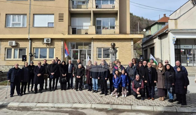 Босилеградчани се поклониха и положиха цветя пред паметника на Васил Левски в града