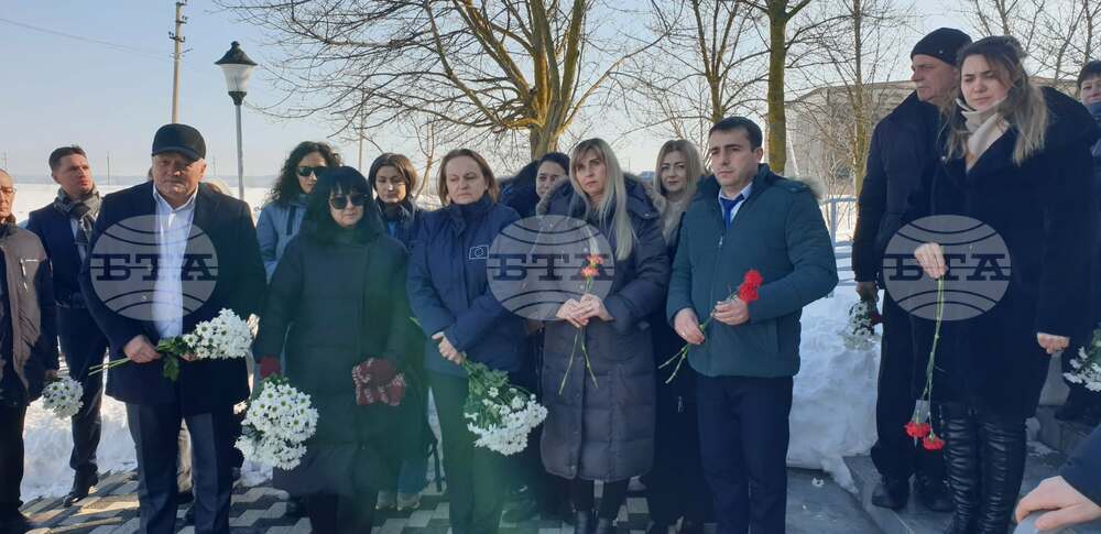 Посланиците на България и на Европейския съюз в Молдова участваха в церемония по поднасяне на цветя пред паметника на Васил Левски в Тараклия