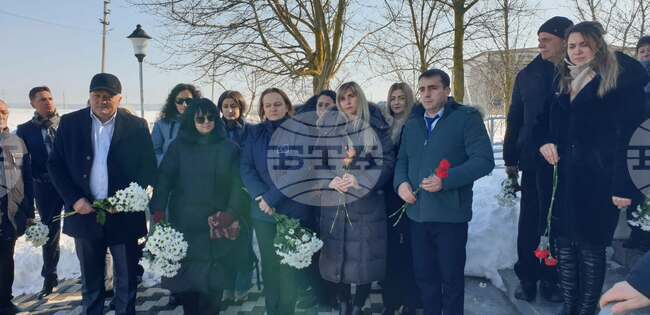 Посланиците на България и на Европейския съюз в Молдова участваха в церемония по поднасяне на цветя пред паметника на Васил Левски в Тараклия