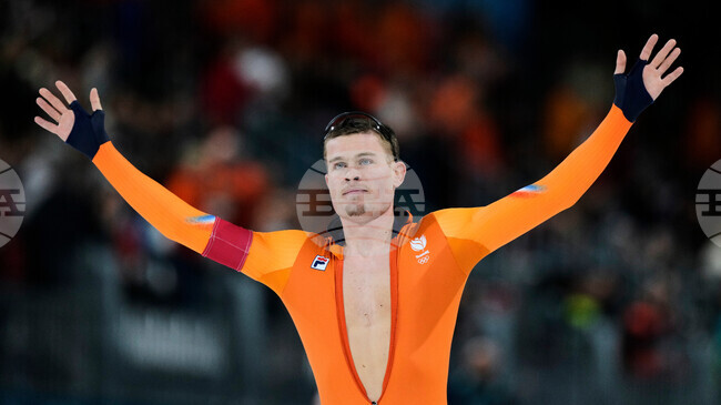 Бащата на нидерландски състезател по бързо пързаляне с кънки счупи очилата на олимпийски доброволец в прибързан изблик на радост