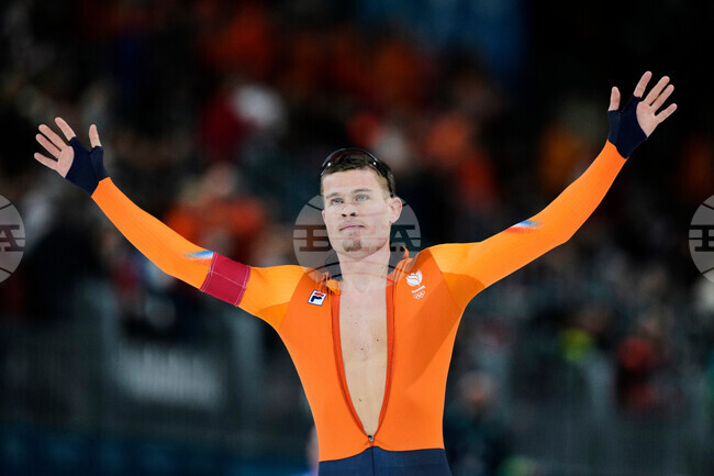 Бащата на нидерландски състезател по бързо пързаляне с кънки счупи очилата на олимпийски доброволец в прибързан изблик на радост