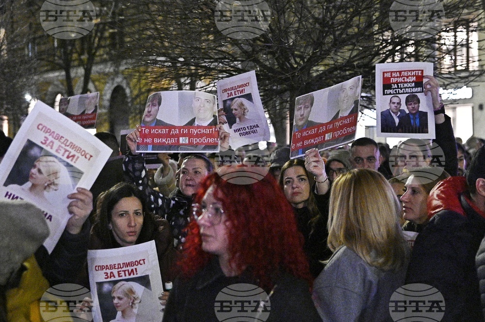 Граждани протестират в центъра на София с искане за справедливост за убитата Евгения Владимирова 