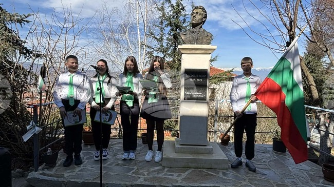 Възпитаници на Трето основно училище "Гоце Делчев" в Петрич почетоха Апостола на Свободата с тържествена програма