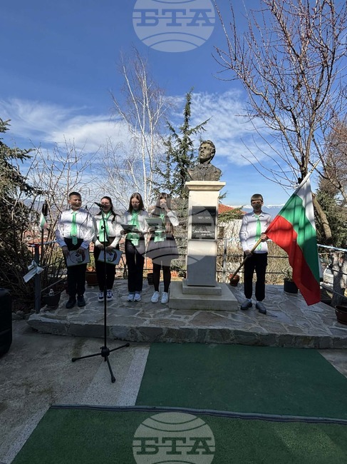 Възпитаници на Трето основно училище "Гоце Делчев" в Петрич почетоха Апостола на свободата с тържествена програма