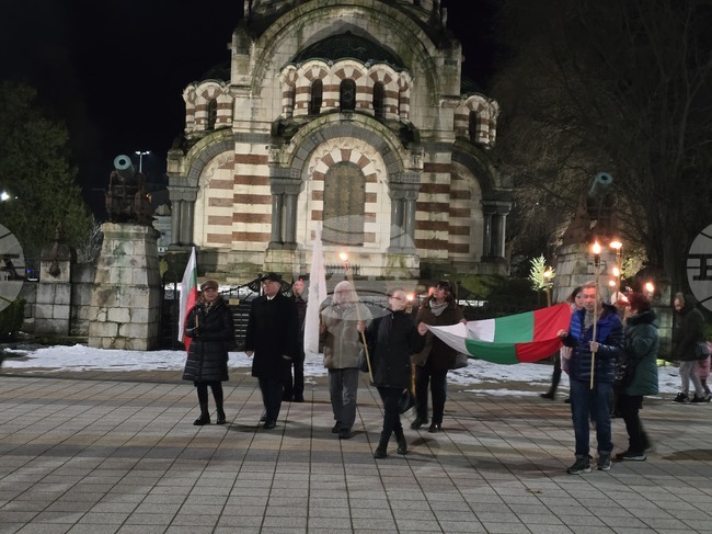 Факелно шествие в памет на Апостола на свободата – Васил Левски премина през центъра на Плевен