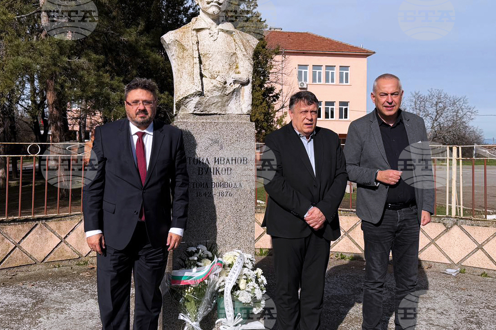 Sliven - Stoil Voyvoda – monument – flower laying